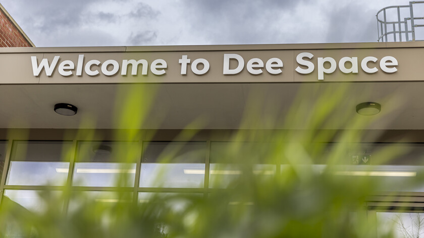 Dee Space Reading 211A6061