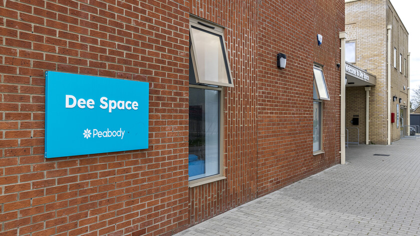 Dee Space Reading 211A6059